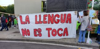 Pancarta en defensa del catalán en una escuela de Canet de Mar.