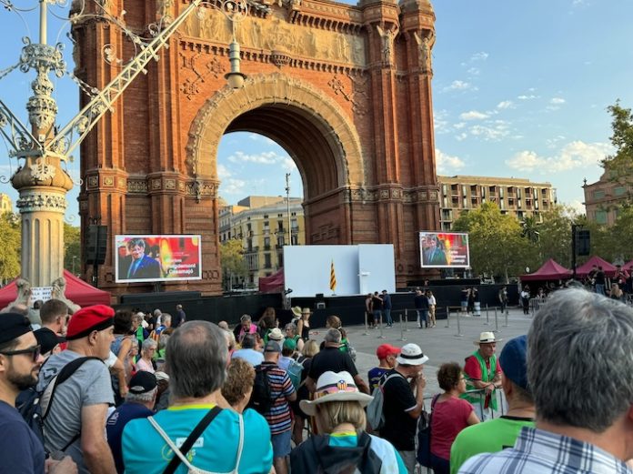 Carles Puigdemont dio su discurso del 8 de agosto en Arc de Triumf