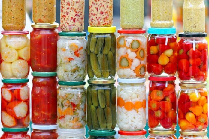 Botes de distintos alimentos fermentados como pepinillos y zanahorias