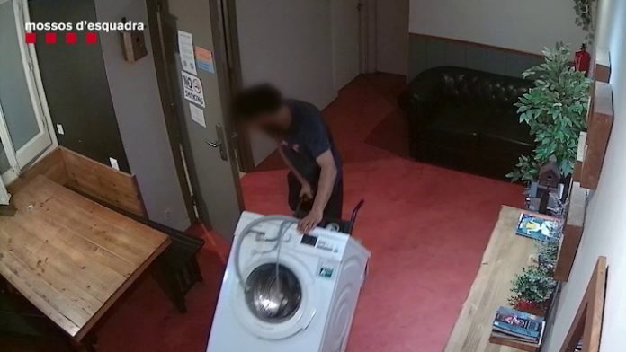 Hombre robando una lavadora en un hostal del Eixample de Barcelona