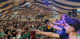 Jóvenes disfrutando de la fiesta Oktoberfest en Barcelona.