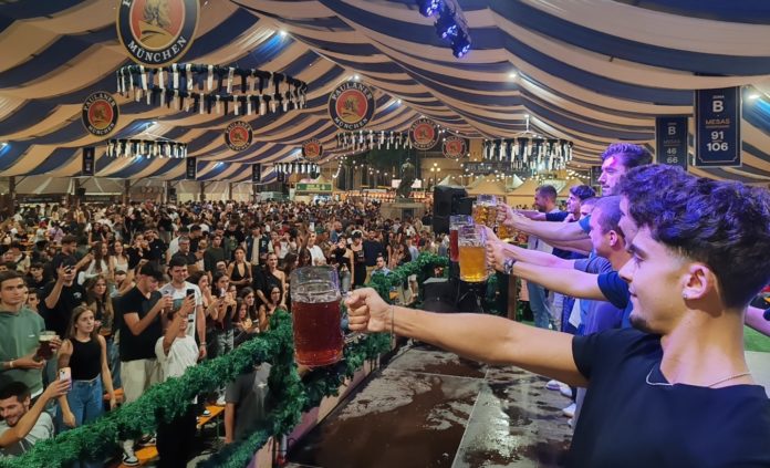 Jóvenes disfrutando de la fiesta Oktoberfest en Barcelona.