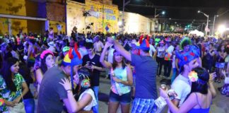 Gente bailando en la calle durante una fiesta de Carnaval en la ciudad colombiana de Barranquilla