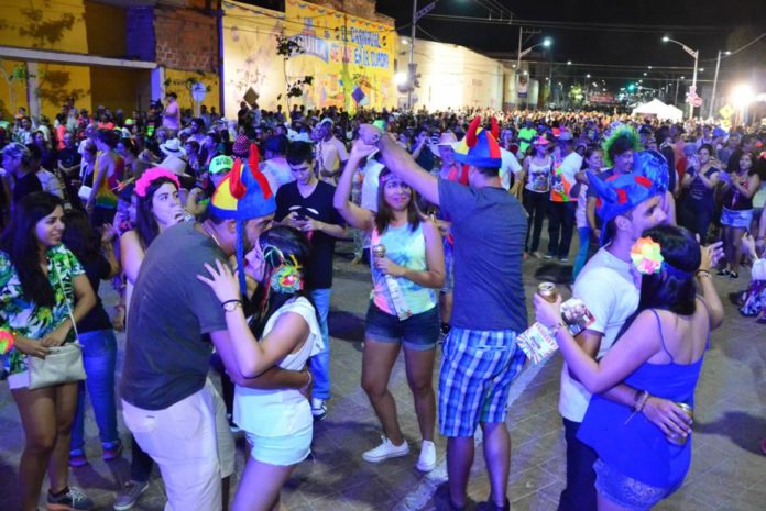 Gente bailando en la calle durante una fiesta de Carnaval en la ciudad colombiana de Barranquilla