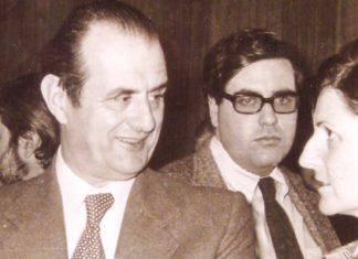 Un jovencísimo Víctor de la Serna, en 1976, junto a su padre.