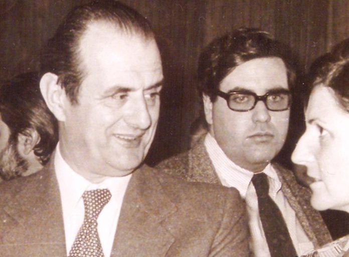 Un jovencísimo Víctor de la Serna, en 1976, junto a su padre.