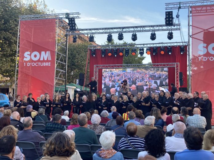 Escenario de la fiesta independentista Som 1 d'Octubre, que se celebró en Arenys el 28 de septiembre de 2024