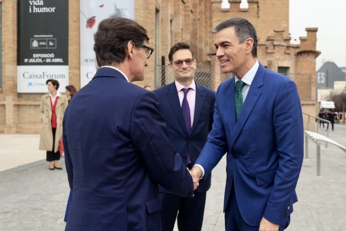 El presidente catalán Salvador Illa saluda al presidente del Gobierno, Pedro Sánchez, a su llegada al foro World In Progress