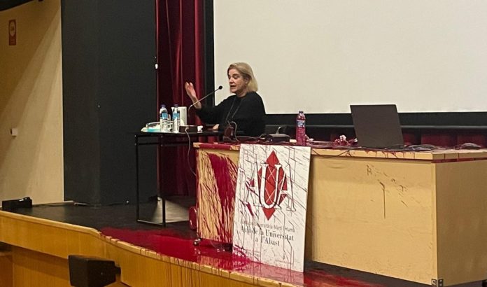 Pilar Rahola ha sufrido un ataque antisemita con pintura roja durante una conferencia en la Garriga