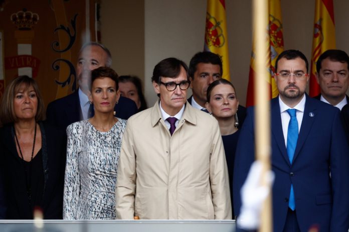 Los presidentes María Chivite, Salvador Illa, Marga Prohens y Adrián Barbón en el desfile del Día de la Hispanidad