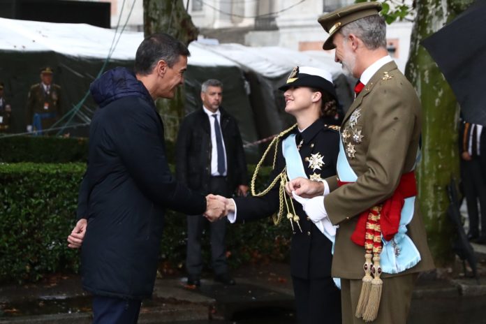 Pedro Sánchez saluda a la Princesa Leonor ante la atenta mirada del rey Felipe VI en el desfile del Día de la Hispanidad