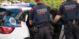 Momento de la detención de un hombre por parte de los Mossos d'Esquadra