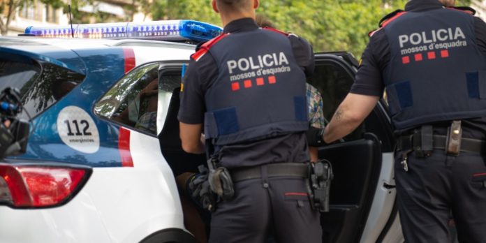 Momento de la detención de un hombre por parte de los Mossos d'Esquadra