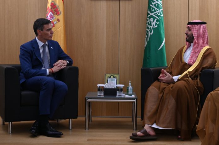 Pedro Sánchez con el príncipe heredero de Arabia Saudí, Mohammed Bin Salman.