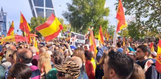 Manifestantes con banderas españoles protestando en Madrid contra el Gobierno de Pedro Sánchez y exigiendo la convocatoria de elecciones generales y la dimisión de todo el Ejecutivo nacional