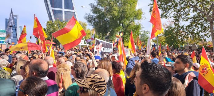 Manifestantes con banderas españoles protestando en Madrid contra el Gobierno de Pedro Sánchez y exigiendo la convocatoria de elecciones generales y la dimisión de todo el Ejecutivo nacional