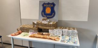 Fardos de hachís y 90.000 euros incautados por los Mossos en una operación antidroga desarrollada en Granollers.