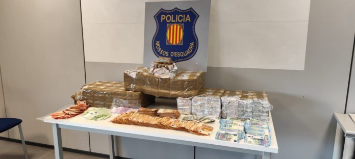 Fardos de hachís y 90.000 euros incautados por los Mossos en una operación antidroga desarrollada en Granollers.