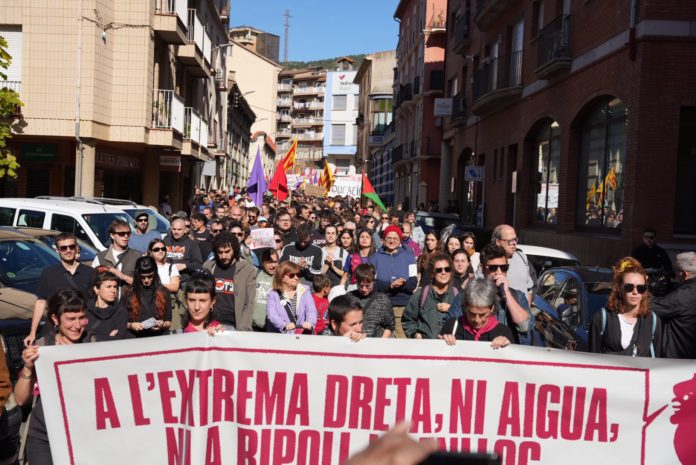 Unas 1000 personas se han manifestado este domingo en Ripoll contra el cierre del Casal Popular La Metxa