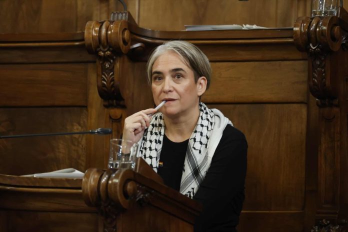 Ada Colau con pañuelo palestino en el Salón de Plenos del Ayuntamiento de Barcelona