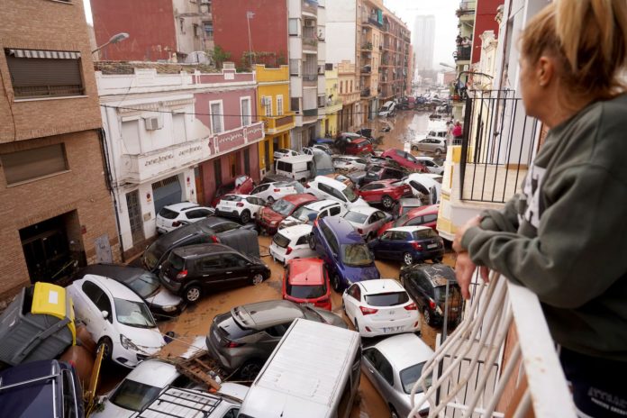 Coches apilados en una calle por efecto de las inundaciones provocadas por la DANA en la Comunidad Valenciana