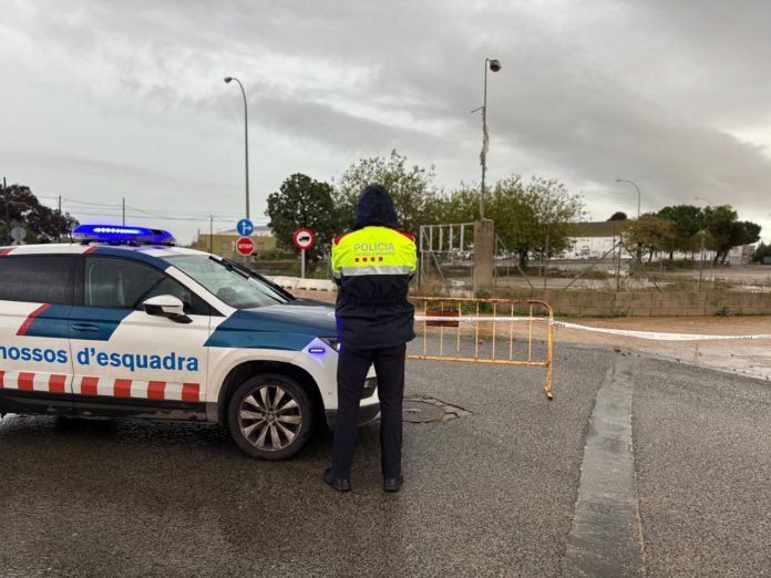 Una patrulla de los Mossos vigila un cruce en Terres de l'Ebre