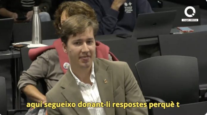 El secretario de Organización de las JNC de Sant Cugat, Josep Arcas, durante el pleno en el que la concejala de la CUP le ha acusado de acoso.