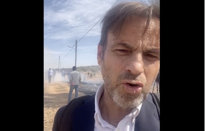 El eurodiputado de los Comuns, Jaume Asens, ha denunciado en X haber sido atacado por soldados israelíes y por colonos cuando acompañaba este martes a campesinos palestinos en Nablus, en Cisjordania