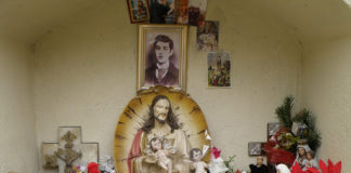 El culto al Santet de Poblenou sigue presente en el cementerio de este barrio de Barcelona