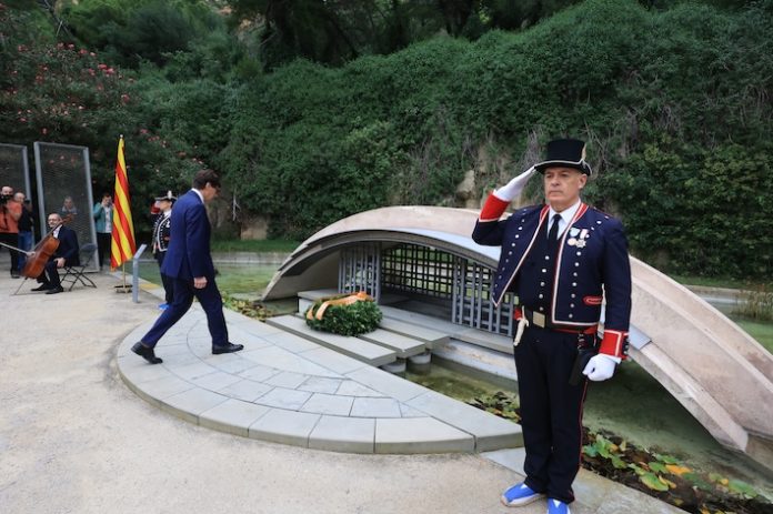 Salvador Illa ha depositado una corona en el Fossar de la Pedrera en homenaje a Lluís Companys