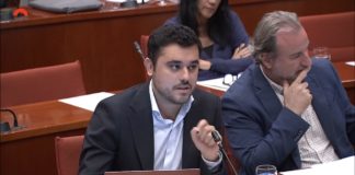 El diputado autonómico del PP Hugo Manchón durante su intervención en la comisión sobre TV3