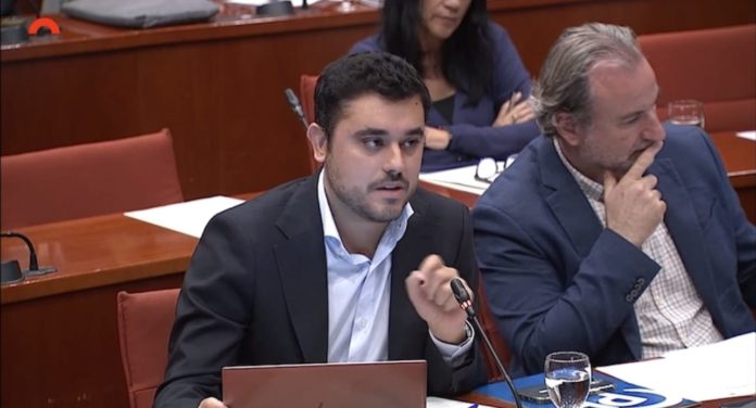 El diputado autonómico del PP Hugo Manchón durante su intervención en la comisión sobre TV3