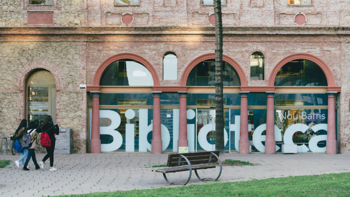 Fachada de la Biblioteca Municipal de Nou Barris, en Barcelona