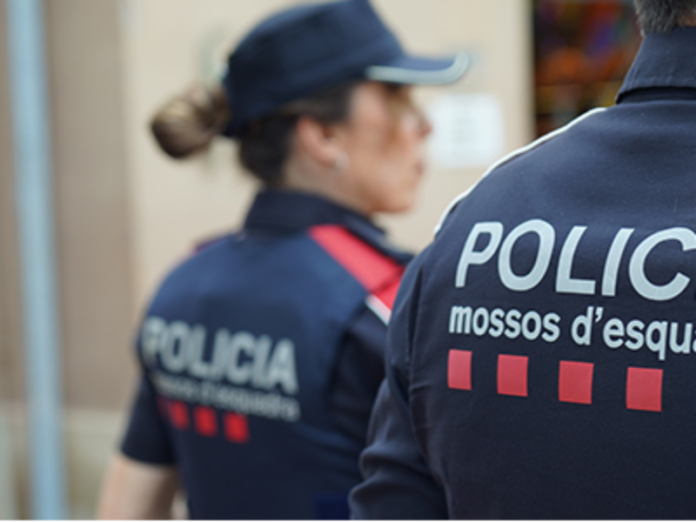 Dos agentes de la policía autonómica catalana, Mossos d'Esquadra.