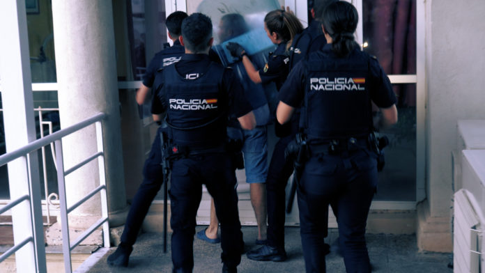 Agentes de la Policía Nacional en el momento de la detención de uno de los miembros de la organización criminal