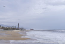 Playa de Barcelona con olas por el viento