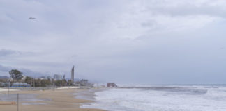 Playa de Barcelona con olas por el viento