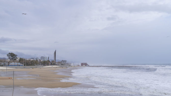 Playa de Barcelona con olas por el viento