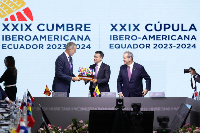 Felipe VI, Daniel Noboa y Andrés Allamand, en la clausura de la XXIX Cumbre Iberoamericana, celebrada en Cuenca (Ecuador).