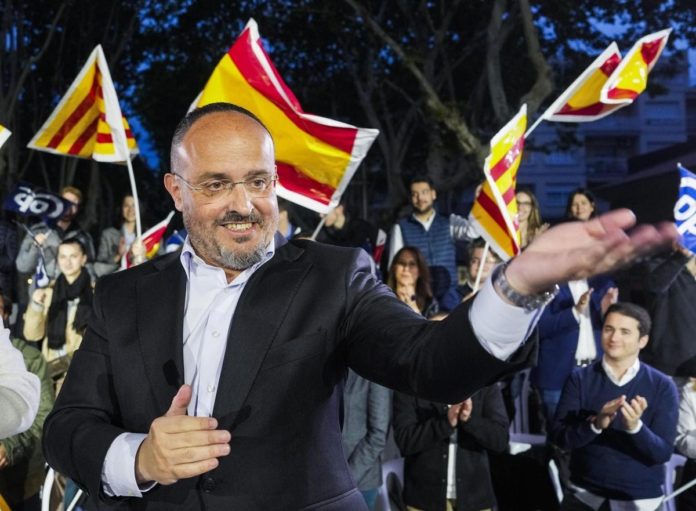 Alejandro Fernández posando