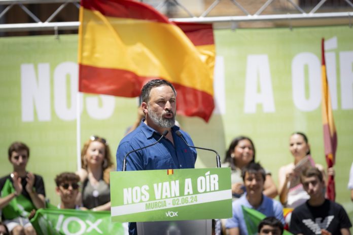 Abascal interveniendo en un mitin