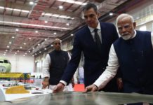 El presidente Pedro Sánchez en una visita a la compañía Tata en su viaje a la India.