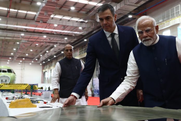 El presidente Pedro Sánchez en una visita a la compañía Tata en su viaje a la India.