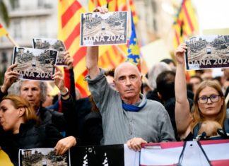 El presidente de la ANC, Lluís Llach, portando una pancarta en la manifestación contra el Govern de Carlos Mazón.