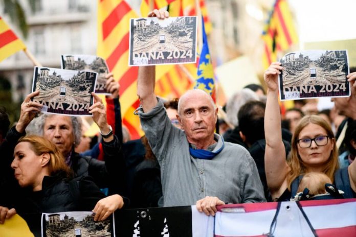 El presidente de la ANC, Lluís Llach, portando una pancarta en la manifestación contra el Govern de Carlos Mazón.