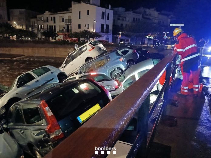 Una treintena de vehículos han sido arrastrados por la riera hasta el Pont del Casino en Cadaqués.