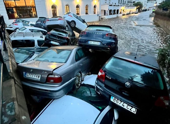 Coches empotrados en el Pont del CAsino de Cadaqués por culpa de las lluvias torrenciales