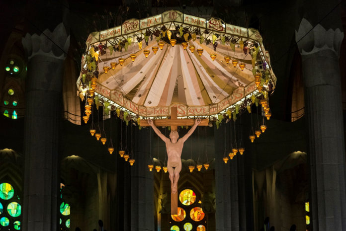 El baldaquino del altar mayor de la Sagrada Familia.