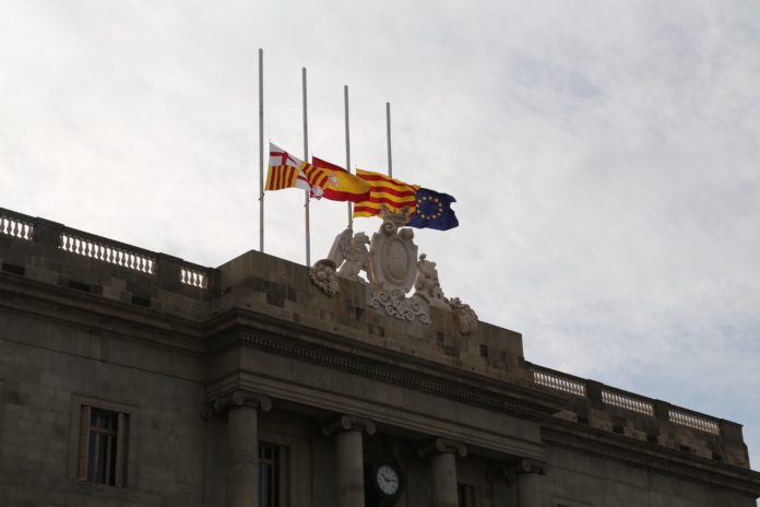 Banderas a media asta en el Ayuntamiento de Barcelona por las víctimas de la DANA en la Comunidad Valenciana