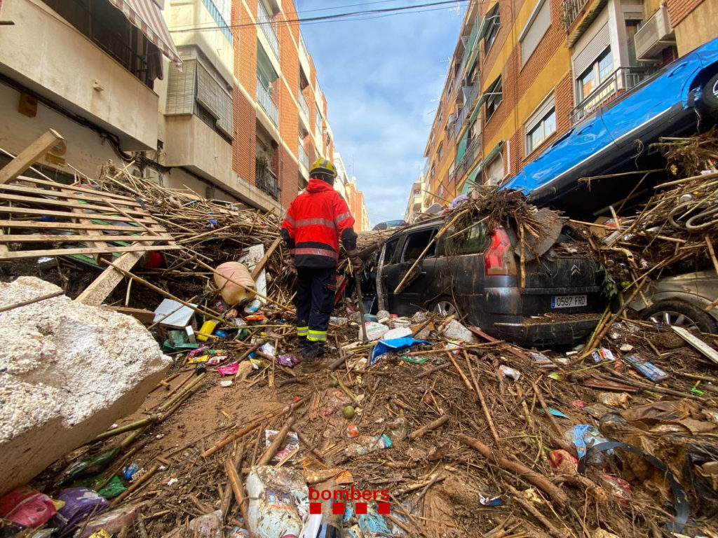 Bomberos de la Generalitat de Cataluña ayudando en las tareas de limpieza en la Comunidad Valenciana tras la DANA.